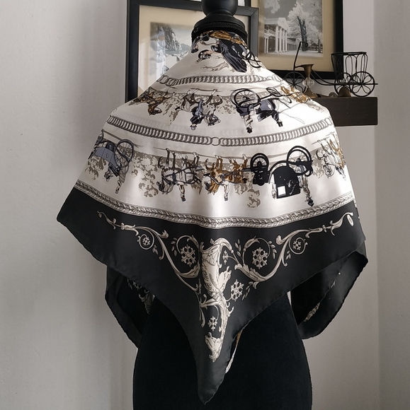 Hermes La Promenade de Longchamps Scarf - Picture 7 of 13